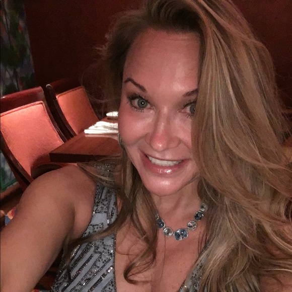 Meet your Posher, Jennifer - Picture 1 of 2